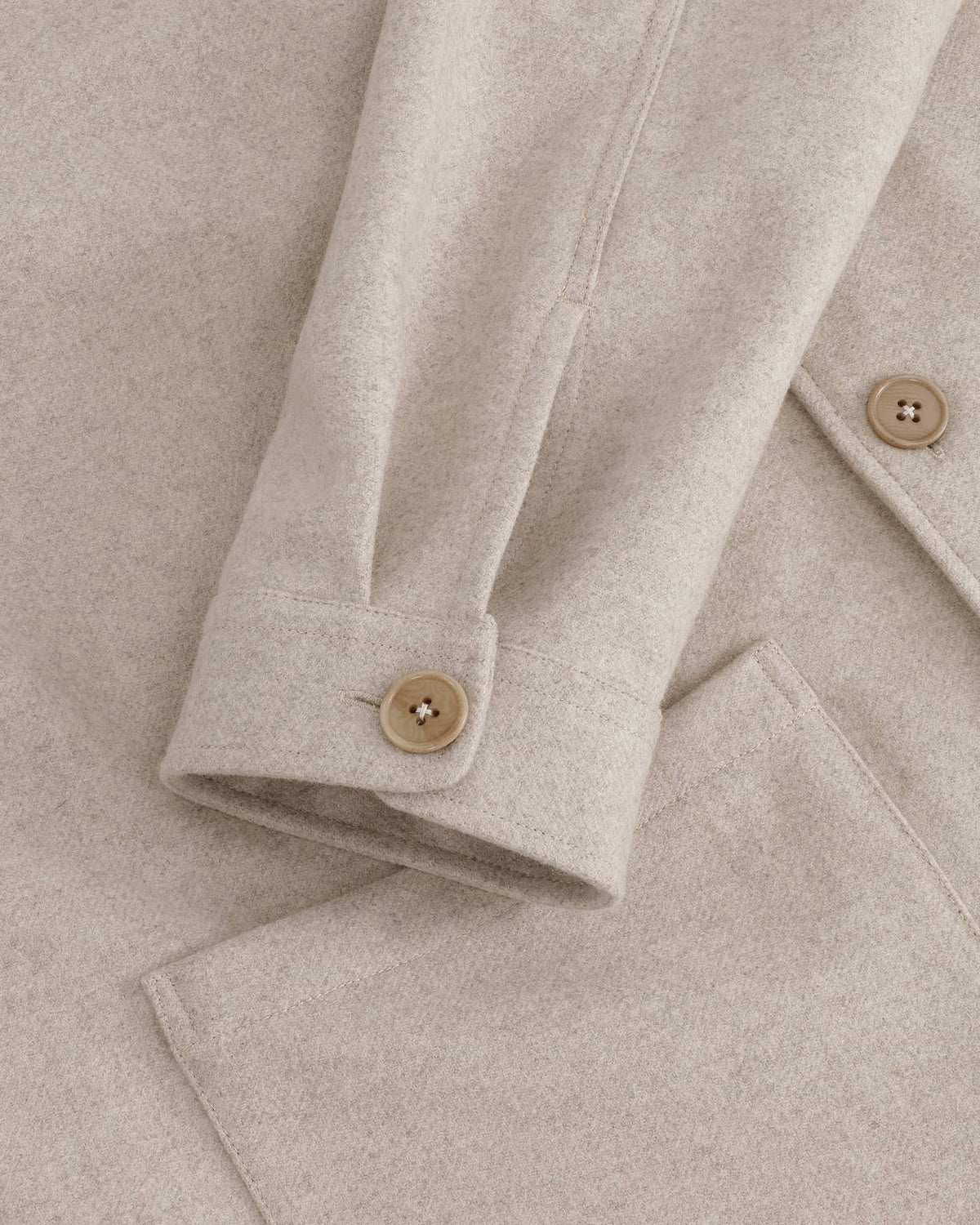 The Wool Overshirt | manchetdetalje på sand uld overshirt fra BARONS