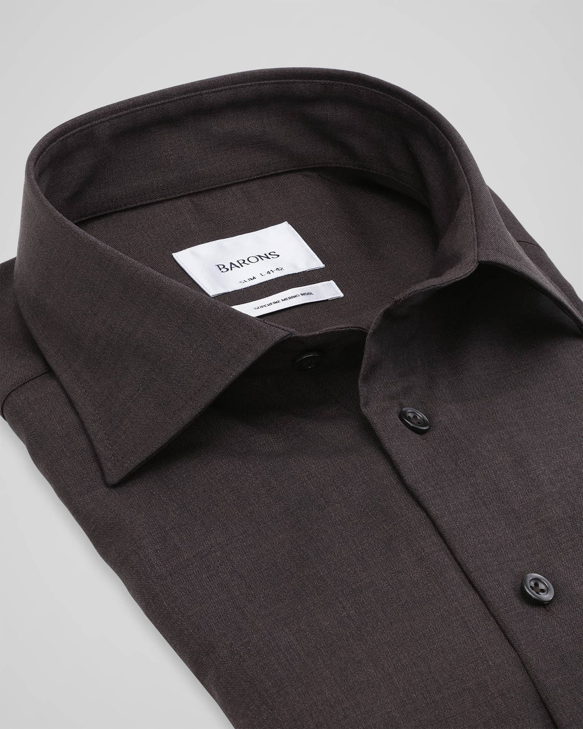 The Merino Shirt 2.0 | kravedetalje på mørk brun merinould skjorte fra BARONS